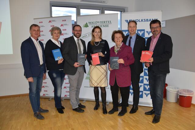 AK-Bezirksstellenleiter Andreas Riedl, Vorstandsmitglied Gerda Erdner, Vorsitzender Thomas Arthaber, Referentin Tamara Ehs, Vorstandsmitglied Pauline Gschwandtner, Wolfgang Weidinger (Volksbank) und Bürgermeister Gerhard Lentschig (v.l.) beim Vortrag über die österreichische Demokratie. | Foto: WALDVIERTEL AKADEMIE