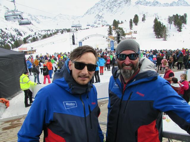 Gechäftsführer TVB Tiroler Oberland Manuel Baldauf und TVB Tiroler Oberland Vorstand Helmut Wolf freuten sich über das gelungene Konzert der Schürzenjäger. 