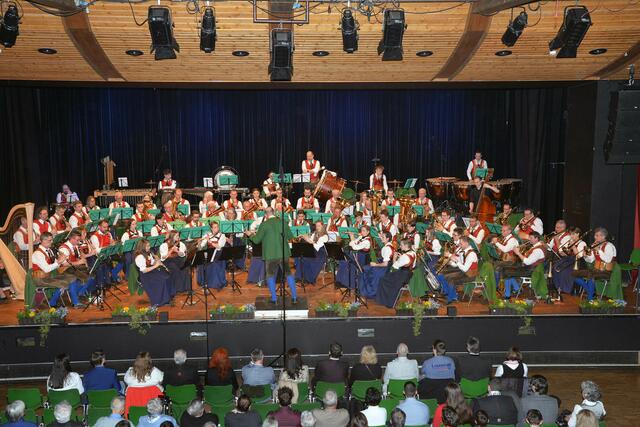 Die Marktmusikkapelle Telfs mit Kapellmeister Andreas Kranebitter in Aktion. | Foto: MG Telfs/Dietrich