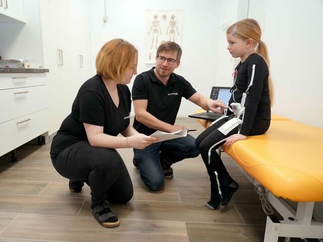 Die Orthopädietechnik-Profis bei der Ganganalyse für die Programmierung eines Neuromodulationsanzugs. Der Anzug für elektrische Neuromodulation verbessert einerseits Mobilität, Gleichgewicht sowie Blutzirkulation und lindert andererseits Schmerzen.
  | Foto: Orthotechnik