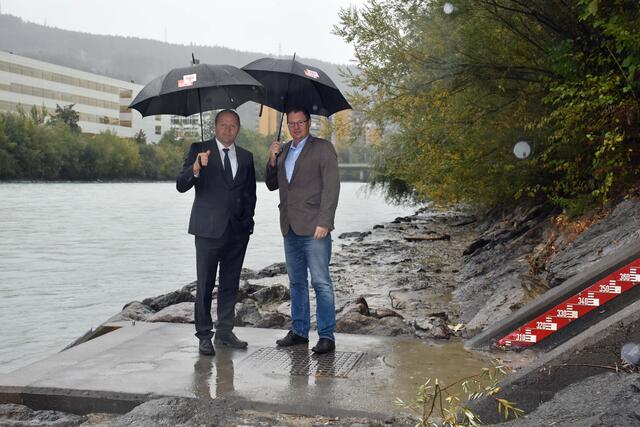 LHStv Josef Geisler und Klaus Niedertscheider, Leiter des Sachgebiets Hydrographie und Hydrologie beim Land Tirol, sehen derzeit keine drohende Wasserknappheit.  | Foto: © Land Tirol