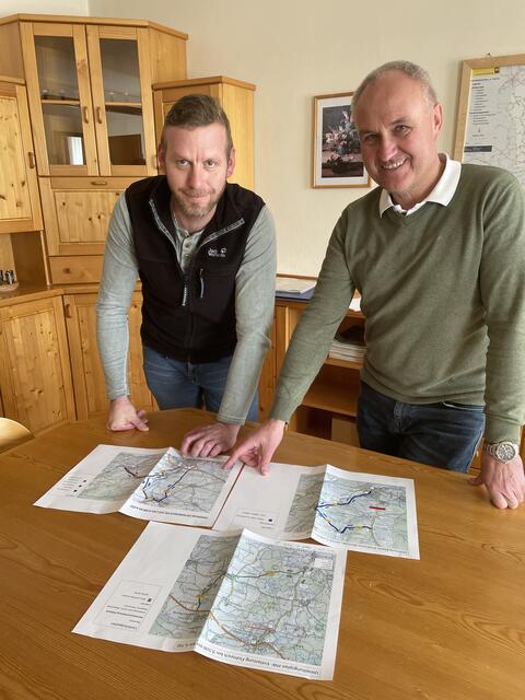 Matthias Ruß und martin Hiemetzberger von der Straßenmeisterei Waidhofen stellen die Pläne vor. | Foto: Daniel Schmidt