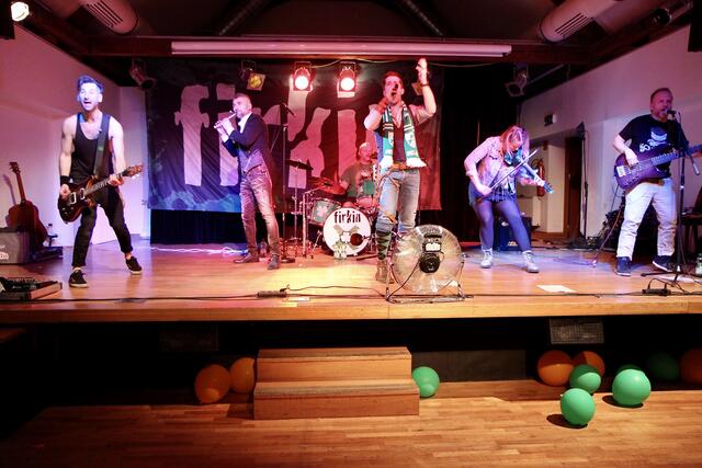 Die Band "Firkin" auf der Bühne im Stadl Bildein. | Foto: KuKuK Bildein