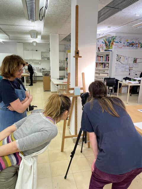 Gespannt wurde geschaut, ob das Geheimnis unter der Farbe zu sehen war.  | Foto: Lisa Kropiunig