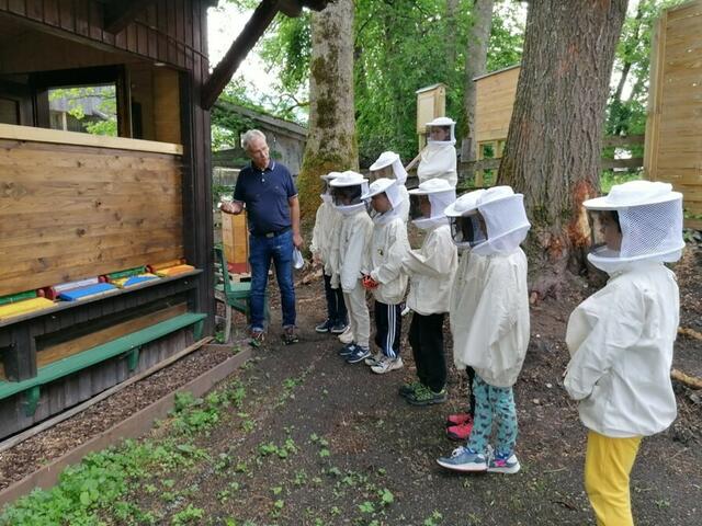 Besuch am Bienenstand von Eckhard Tölderer im Rahmen des Projekts "Bienen mit allen Sinnen erleben" | Foto: Imkerverband