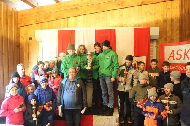 Alle Teilnehmerinnen gemeinsam! 5. EC Brixen I, 2. EC Brixen 2, Jugend Bezirkscupsieger EC Oberndorf, Rang 3 ESV Gasteig, Rang 4 EC Rummlerhof! | Foto: Michaela Straßer und Andi Aberger