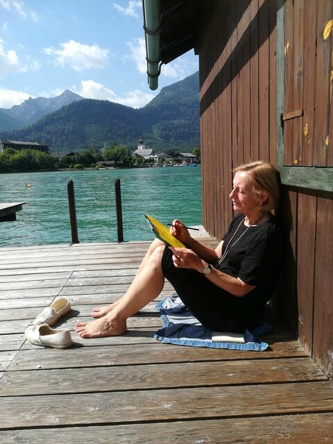 Alexandra Peischer bietet oft Schreibworkshops an schönen Seen an. | Foto: Alexandra Peischer