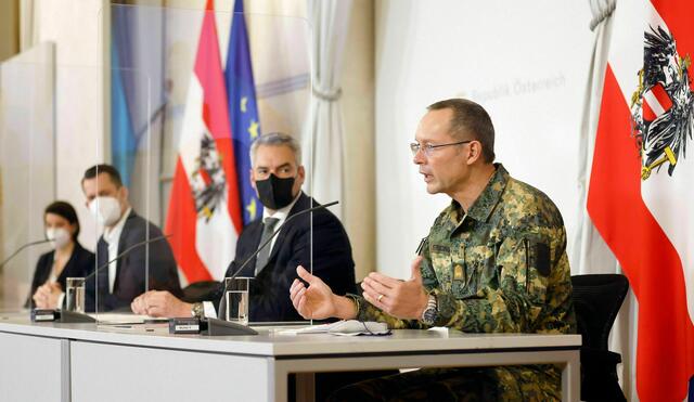 Bereits am Nachmittag verdichteten sich die Hinweise auf einen geplanten Rücktritt dreier GECKO-Experten. Nach Informationen des "Kurier" hatten der Virologe Andreas Bergthaler, der Simulationsforscher Niki Popper und Generalmajor Thomas Starlinger vor, aus Protest aus der Kommission auszutreten. Dabei ging es um die aktuelle Linie der Bundesregierung im Zusammenhang mit der geplanten "Corona-Aussöhnung". | Foto: Dragan Tatic/BKA