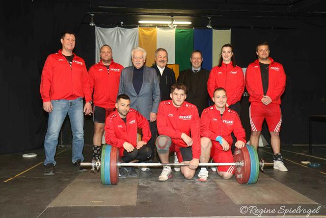 Mit sehr viel Kraft machten es die Athleten vom Union KSV Pressbaum am 18.März im gut besuchten Stadtsaal spannend. Hier mit Obmann Roman Lehner (links), Johann Hügel, GR Ing Anton Strombach und Finanzstadtrat Markus Naber der für den Kraftsportverein brennt.