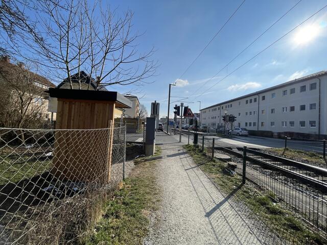 Nimmt nicht viel Platz weg und ist gut erreichbar - der Eier-Automat in Oberndorf. 