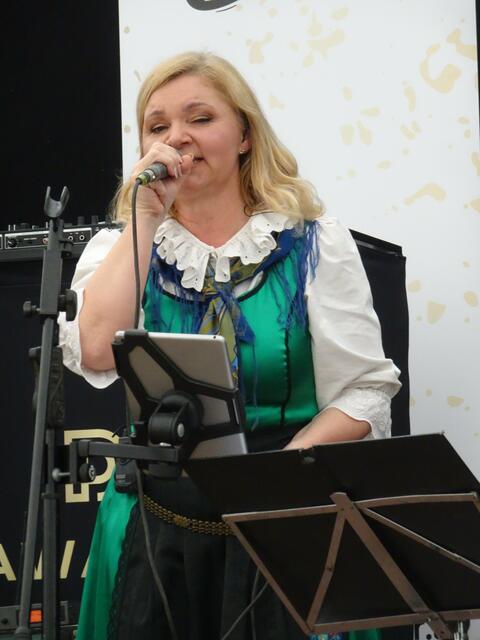 Mit ihrer tollen Stimme ergänzt "Vera", bekann von vielen Oberkrainerformationen, den Klang der "Runden Oberkrainer"!