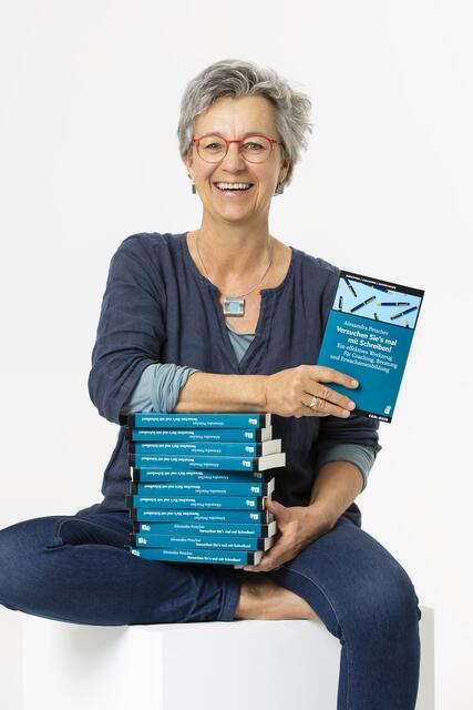 Alexandra Peischer mit ihrem neuen Buch "Versuchen Sie's mal mit Schreiben!" (Carl-Auer Verlag) | Foto: Alexandra Peischer