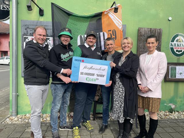 Spendenübergabe: Bürgermeister Fabio Halb, Reinhard Jud-Mund, Werner Fortmüller, Andreas Jud, Sabine Treiber und Beate Decker (v.l.). | Foto: Elisabeth Kloiber
