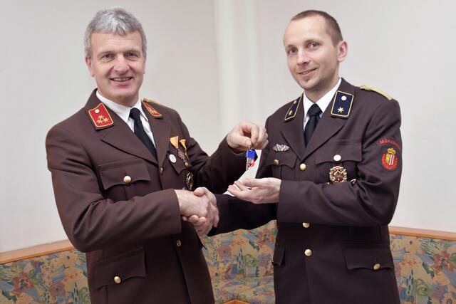 Am Foto Franz Fröschl (links) übergibt an Andreas Gruber. | Foto: OAW Petra Schmidtberger