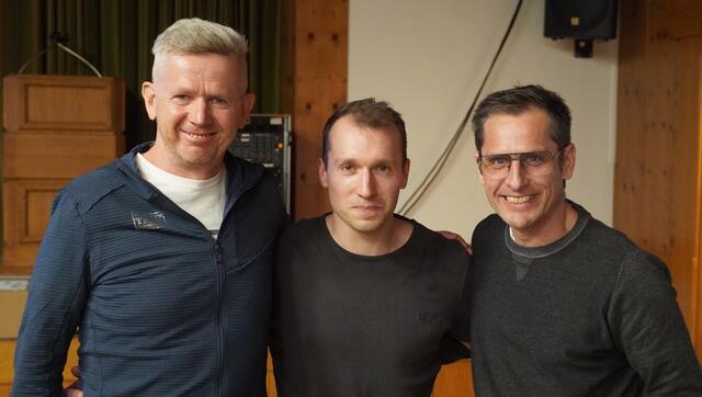 Fredl Zitzenbacher (links) und Georg Kreer (rechts) vom Schwarzach Trail mit Filmemacher Moritz Hilpert. | Foto: Felix Hallinger