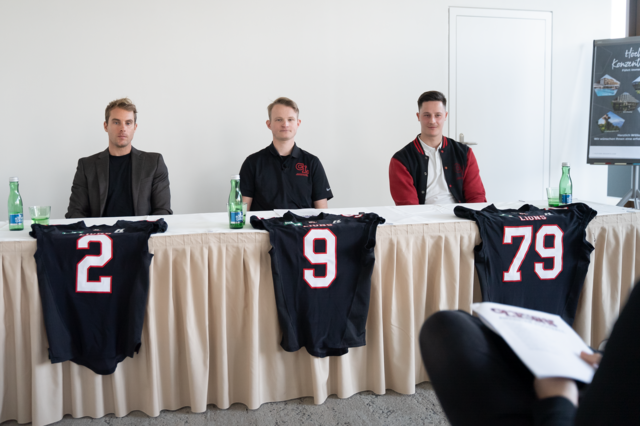 Bei der Kickoff Veranstaltung zeigte sich Trainer Max Puchstein (Mitte) selbstbewusst. | Foto: Carinthian Lions