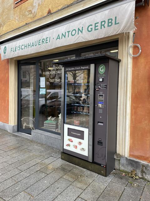 Der Automat vor der Fleischerei Anton Gerbl in Neumarkt. Einkaufen beim Metzger im Laden oder im Automaten davor. 