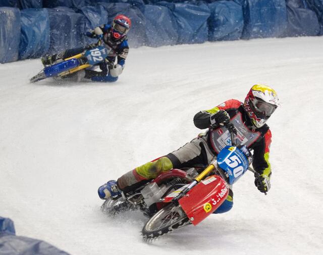 Simon Bauer (Nr. 50) vor Niclas Svensson (Nr. 192).
