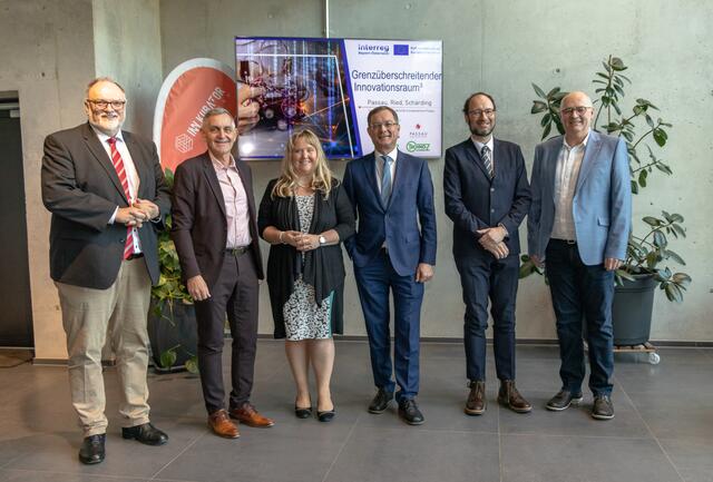 Projektstart: Jürgen Dupper (Oberbürgermeister Passau), Günter Streicher (Bürgermeister Schärding), Karin Wallerstorfer-Rögl (Raiffeisenbank Region Schärding), Bernhard Zwielehner (Bürgermeister Ried), Harald Kosch (Uni Passau) &amp; Christoph Wiesner (Wirtschaftskammer Ried). | Foto: BRS / Doms