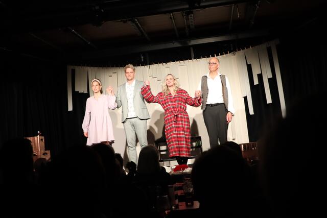 Die vier Schauspielerinnern und Schauspieler (Darstellering für "Süße", Stefan Bric, Barbara Dorfer und Martin Heis v.l.) zeigten bei dem doch sehr dialoglastigen Theaterstück tolle Leistungen.  | Foto: Nimpf