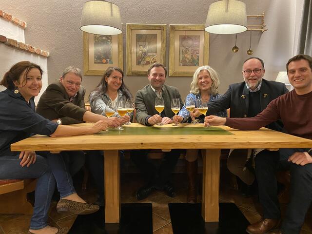 Bei der Bierverkostung (v.r.n.l.): Patrick De-Bettin (WTG), Otto Kloiber (Bgm. St. Gilgen), Brigitte Winkler (TVB St. Gilgen), Franz Eisl (Bgm. St. Wolfgang), Gudrun Peter (Weisses Rössl), Josef Weikinger (Bgm. Strobl) und Teresa Schöndorfer (Wiesenhof). | Foto: Perfaller