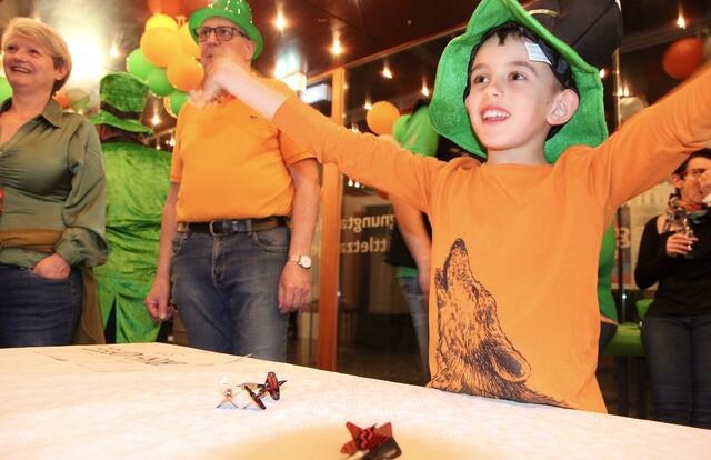 Der kleine Irland-Freund Mattheus Schrammel hatte beim Dart-Spiel, natürlich ohne Whiskey auch seinen Spaß.  | Foto: KuKuK Bildein
