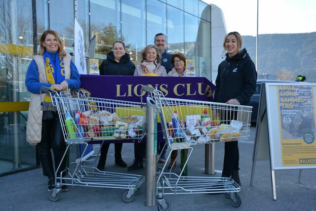 Vor der Billa-Plus-Filiale in Liezen sammelten die Mitglieder von Lions und Leos Lebensmittel. Die zahlreichen Spenden wurden im Anschluss der Tafel überreicht. | Foto: Lions