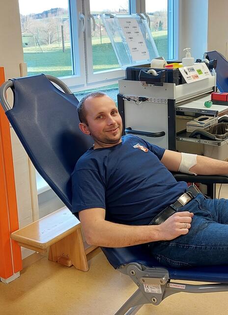 Andreas Gruber, neuer Kommandant der FF Münzbach, beim Blutspenden.
 | Foto: FF Münzbach