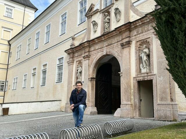Tourismusverbandsobmann Manuel Aichberger vor dem Stift Lilienfeld, das Besuchern und Pilgern ein breites Angebot bietet.  | Foto: privat