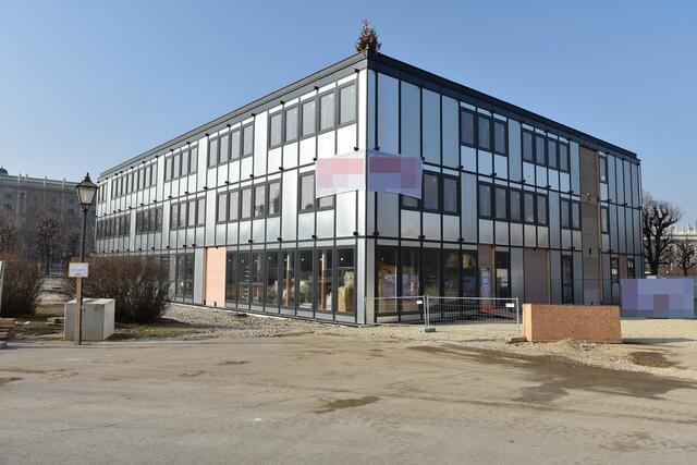 Die bisherigen Container vom Ersatzquartier des Parlaments werden nun in ein Containerdorf für Ayslwerber in Traun umfunktioniert.
 | Foto: Maximilian Spitzauer