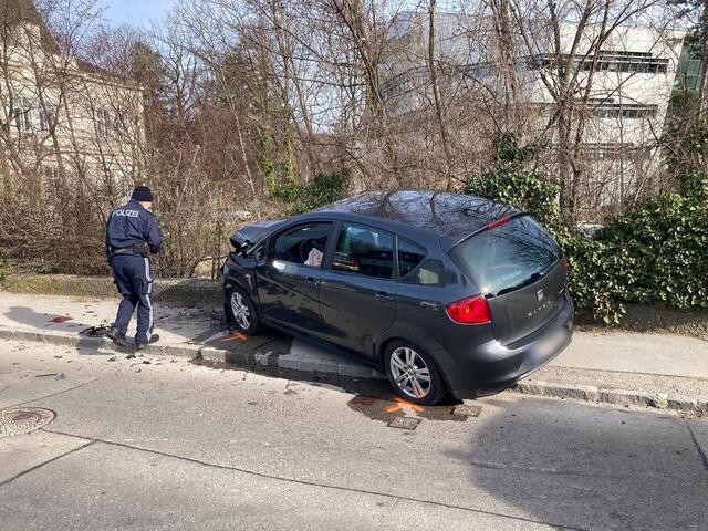 Zwei Personen erlitten leichte Verletzungen. | Foto: FF Kierling