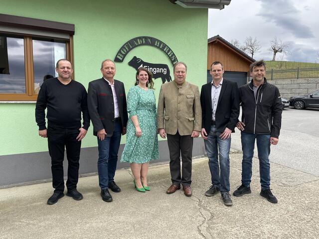 erhard Bücsek, Vizepräsident Werner Falb-Meixner, Katharina Bakanic-Herbst, Josef Korpitsch, Josef Aufner und Martin Zieger vor dem Hofladen Herbst in Krobotek | Foto: Elisabeth Kloiber