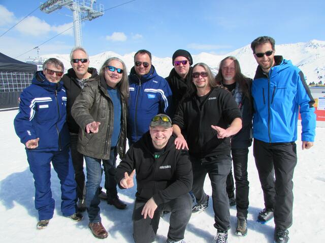 Die Schürzenjäger auf Bergkastel mit Karl Folie (Marketing), Michael Schöpf (Vorstand Nauderer Bergbahnen) und Bgm. Helmut Spöttl. 