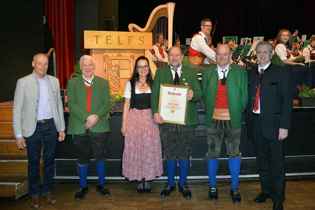 Arnold Wackerle, langjähriger Musikant und Funktionär der Marktmusikkapelle Telfs, wurde mit dem Goldene Verdienstzeichen des Landesverbandes der Tiroler Blasmusikkapellen ausgezeichnet. Im Bild (v. l.): Bezirkskapellmeister Alois Kranebitter, der Obmann der MMK Telfs Walter Fartek, Christine Wackerle, Arnold Wackerle, MMK Telfs-Kapellmeister Andreas Kranebitter und Bezirksobmann Brundo Haselwanter. | Foto: MG Telfs/Dietrich