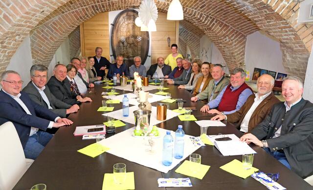 Intensive Arbeitssitzung des ÖÖAB Bezirksvorstandes Mödling, die auf Einladung von Bürgermeister Ferdinand Köck in Gumpoldskirchen stattfand. | Foto: ÖAAB Mödling / Boeger