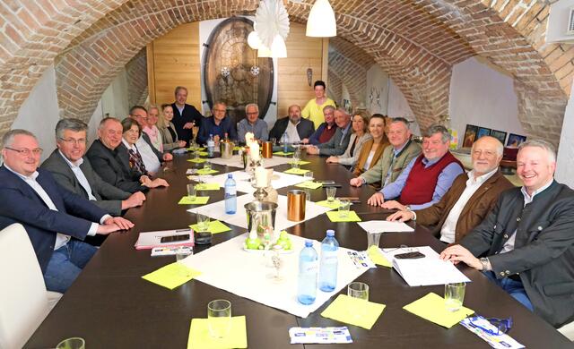 Intensive Arbeitssitzung des ÖÖAB Bezirksvorstandes Mödling, die auf Einladung von Bürgermeister Ferdinand Köck in Gumpoldskirchen stattfand. | Foto: ÖAAB Mödling / Boeger