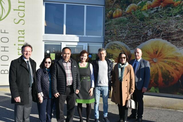 LK-Präsident Nikolaus Berlakovich, Frau des Generals, General Kampanat Ruddit, Martina und Roman Schmit, die Thailändische Botschafterin Vilawan Mangklatan und Otto Prieler beim Besuch des Biohof Schmit in Zagersdorf. | Foto: LK Burgenland/ Michaela Tesch-Wessely