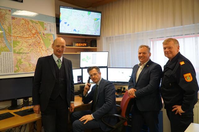 Die neue Alarmzentrale der FF-Klosterneuburg wurde vorab von Bezirkshauptmann Andreas Riemer, Bürgermeister Stefan Schmuckerschlager, Stadtrat Leopold Spitzbart und Brandrat Josef Angelmayer (v.l.n.r.) in Augenschein genommen.
 | Foto: Stadtgemeinde Klosterneuburg/Lutz