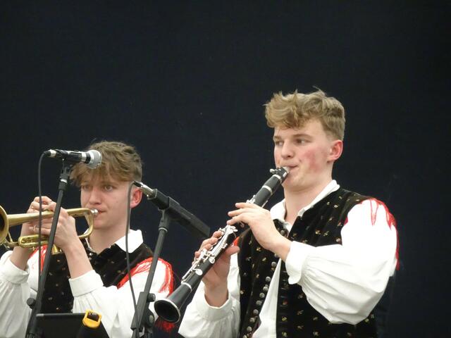 Auf der Trompete und am Klarinett spielen diese zwei jungen Talente seit Neuesten bei den runden Oberkrainern. An ihrer Figur müssen sie noch etwas arbeiten, damit sie zu den "Runden Oberkrainern" passen! 