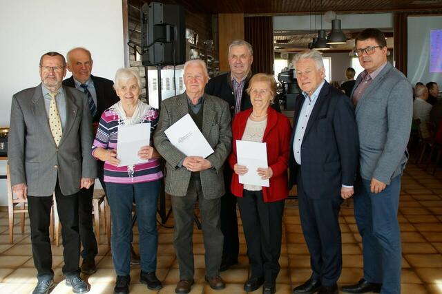 Ehrenobmann Erich Moser, Obmann Josef Bauer, Maria Hain, Karl Draxler, Bezirksobmann Leopold Wipplinger, Frieda Zöchbauer-Hartl, Landesobmann Josef Pühringer und Bürgermeister Martin Raab (v.l.). | Foto: Foto: SB