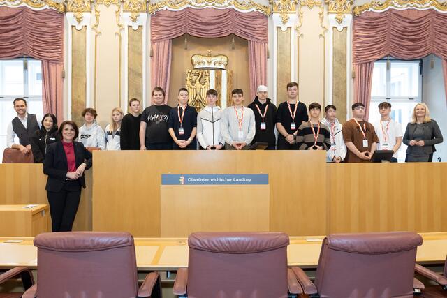 Schüler der PTS Steyr mit der Zweiten Landtagspräsidentin Sabine Binder (vorne li.), Landtagsabgeordneten Gertraud Scheiblberger (re.) und Landtagsabgeordneten Felix Eypeltauer (li.).  | Foto: Andreas Krenn