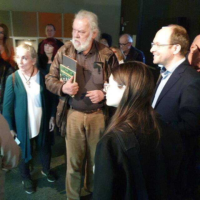 Kurator Peter Trebsche führt durch seine Ausstellung im MAMUZ Museum Mistelbach | Foto: Thiem