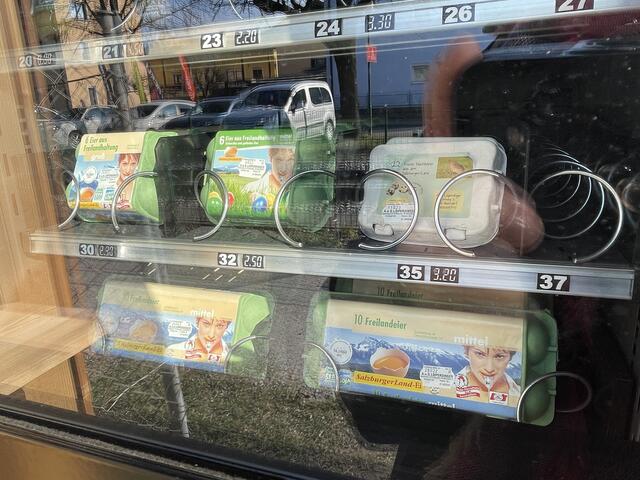 Neben Eier findet man hier auch Honig vom Imker im Automaten. 