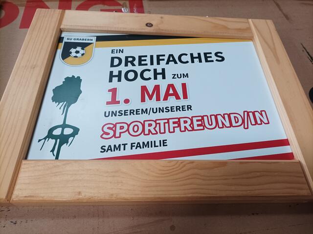 Maitafel mit Holzrahmen um das Brauchtum aufrecht zu erhalten. | Foto: arbes