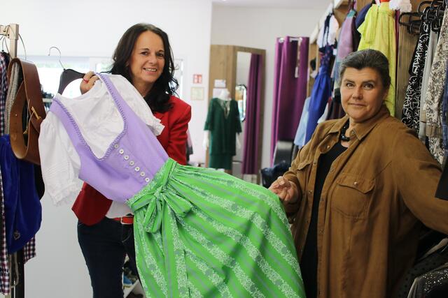 Anne Pramberger (l.) und ihre MitarbeiterInnen geben im Carla-Shop in Mondsee gebrauchter Kleidung ein zweites Leben. | Foto: Caritas