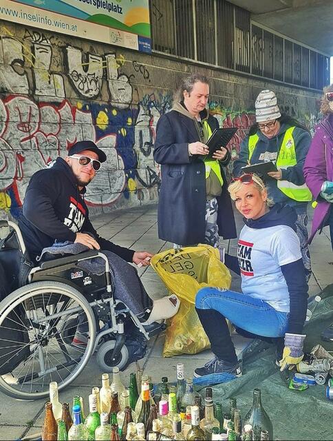 Patrick Spirk vom Team Panzer kam trotz Fußverletzung beim letzten Kampf Sparta und unterstützte beim Zählen der Marken mit seiner Frau Babsy den Verein Plastic Planet Austria.