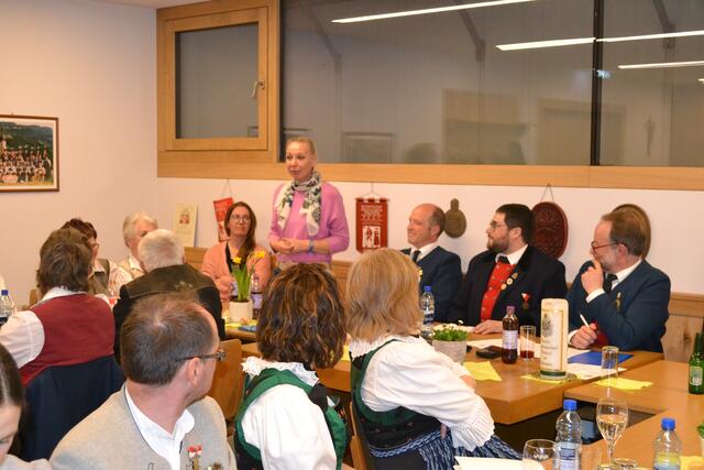 Bürgermeisterin Michaela Ofner dankt den Mitgliedern des Trachtenverbands für ihre Arbeit. | Foto: Stefanie Plank