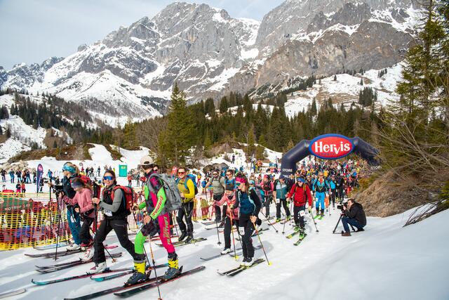 Nach dem Startschuss machten sich die 630 Teilnehmerinnen und Teilnehmer auf den Weg in Richtung der ersten Labestation. | Foto: Johnny Morano