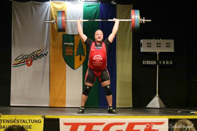 Lokalmatador Patrick Manninger beim Stoßen 140kg.
Trotz Steigerung von Patrick Manninger gegenüber der Leistung von 2021 reichte es für die Mannschaft nicht zum Sieg.