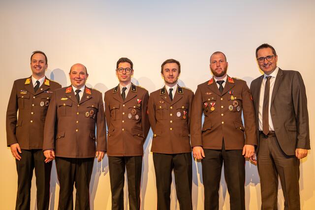 Abschnittskommandant Christoph Neuhauser, Kommandant Christian Pree, Kassenführer Thomas Eichinger, Schriftführer Lukas Ronacher, Kommandant-Stellvertreter Ralph Prüller, Bürgermeister Max Oberleitner (von links). | Foto: FF Schwertberg/Brandstätter